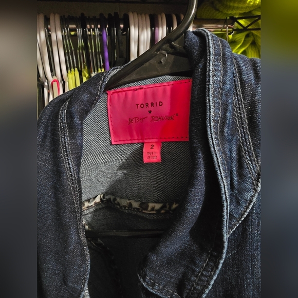 🍁🍂TORRID 2X Betsey Johnson Skull Denim Trucker Jacket - Dark Wash - Picture 4 of 8